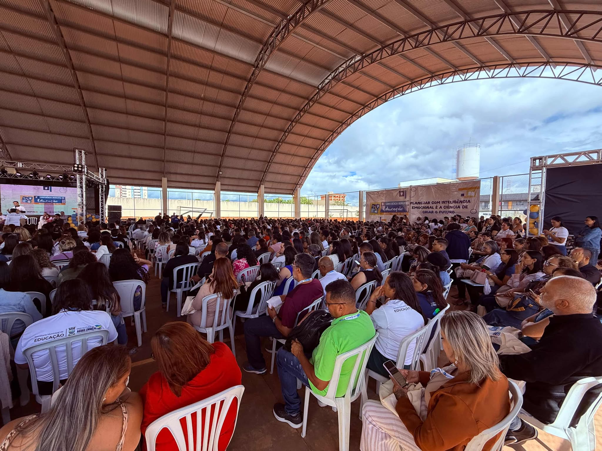 Conferência reuniu aproximadamente 2 mil participantes, entre servidores da educação, gestores públicos e representantes de diferentes setores do município